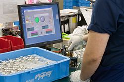 自社製作による判定機能付き検査装置